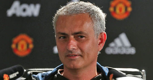 Rooney? Chỉ là muỗi với Mourinho!